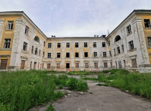 В Богородицке за 50 млн рублей продают заброшенную больницу возле усадьбы Бобринских