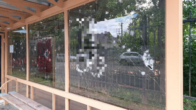 В Туле вандалы выбили на стекле транспортной остановки мужской половой орган