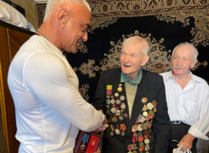 Владимир Мухин поздравил ясногорского ветерана со 100-летием
