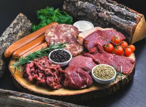 В Туле в магазине продавали просроченные продукты и мясо без маркировки