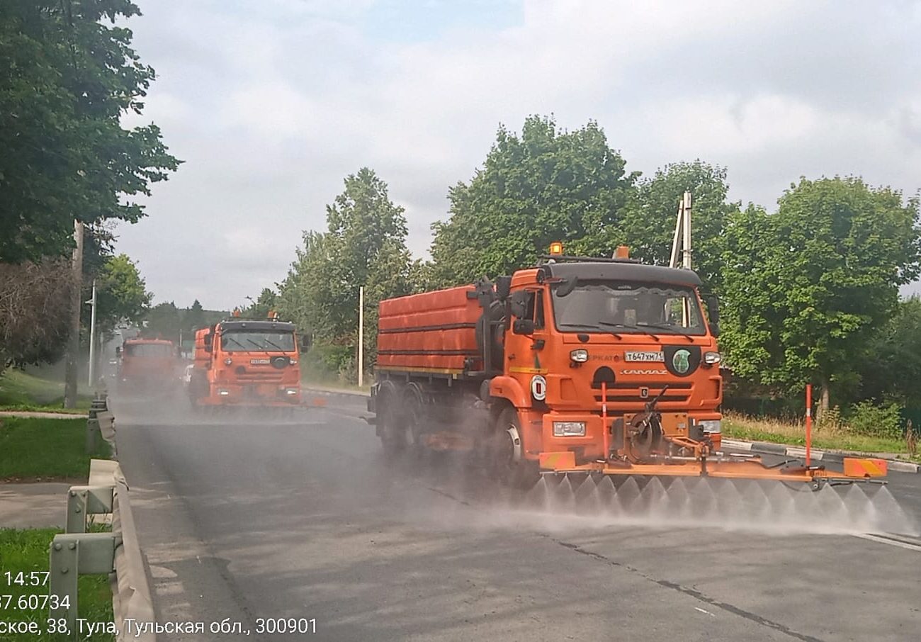 В Туле сотрудники ООО «САХ» продолжают работы по уборке города | ИА  “Тульская Пресса”