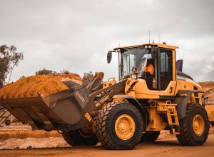 В Кимовске на двух рабочих с ковша трактора упал металлический столб