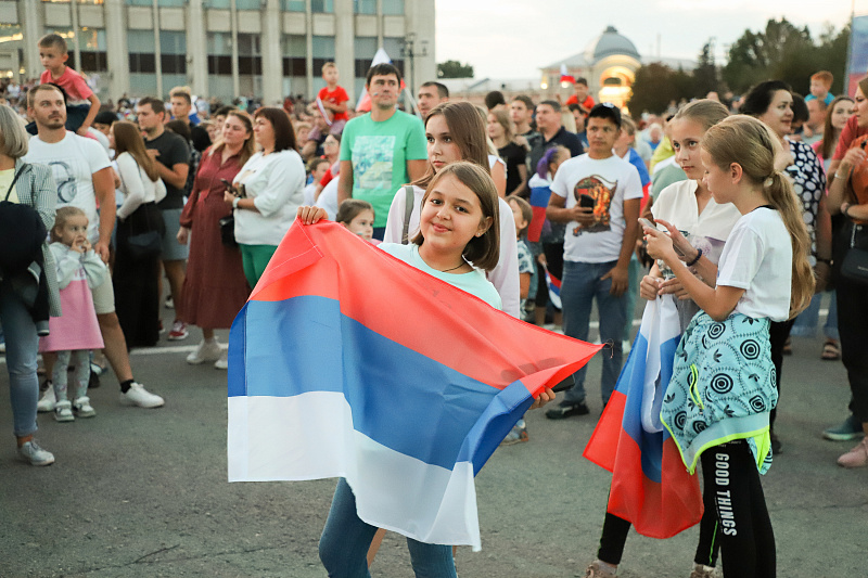 Концерт 1 канала 4 ноября. Праздничные мероприятия. День флага России. День флага в Туле. Люди на площади.