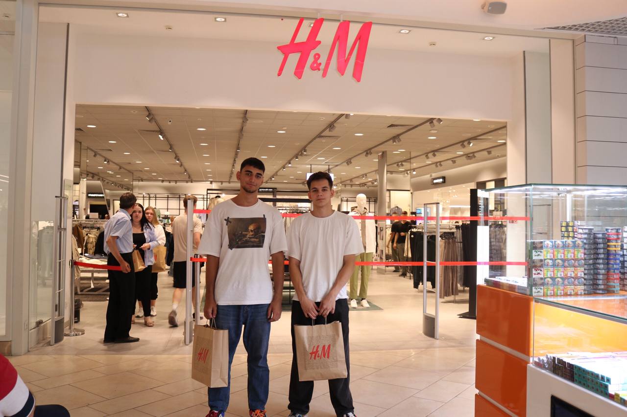 B h shop. Магазин HM. Феодосия торговые центры одежды. HM Тула. H&M in the Mall.