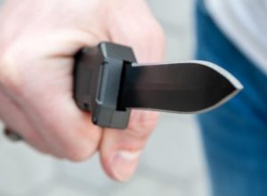 В Туле мужчина угрожал ножом двум полицейским ножом после драки с братом