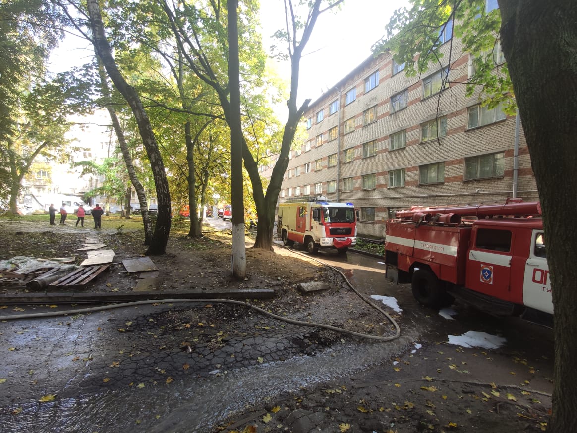 10 октября тула. Пожар в общежитии ТГПУ. Николая Руднева 69 Тула. Тула сейчас. Упало дерево на Руднева Тула.