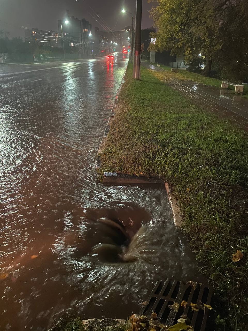Сегодня ночь дождь есть. Тула ливень 2023. Тула затопило. Тула затопило Красноармейский. Улицы после дождя.