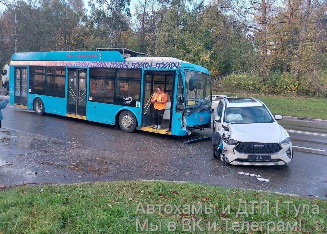 В Туле на улице Пузакова столкнулись троллейбус и Haval | ИА “Тульская  Пресса”