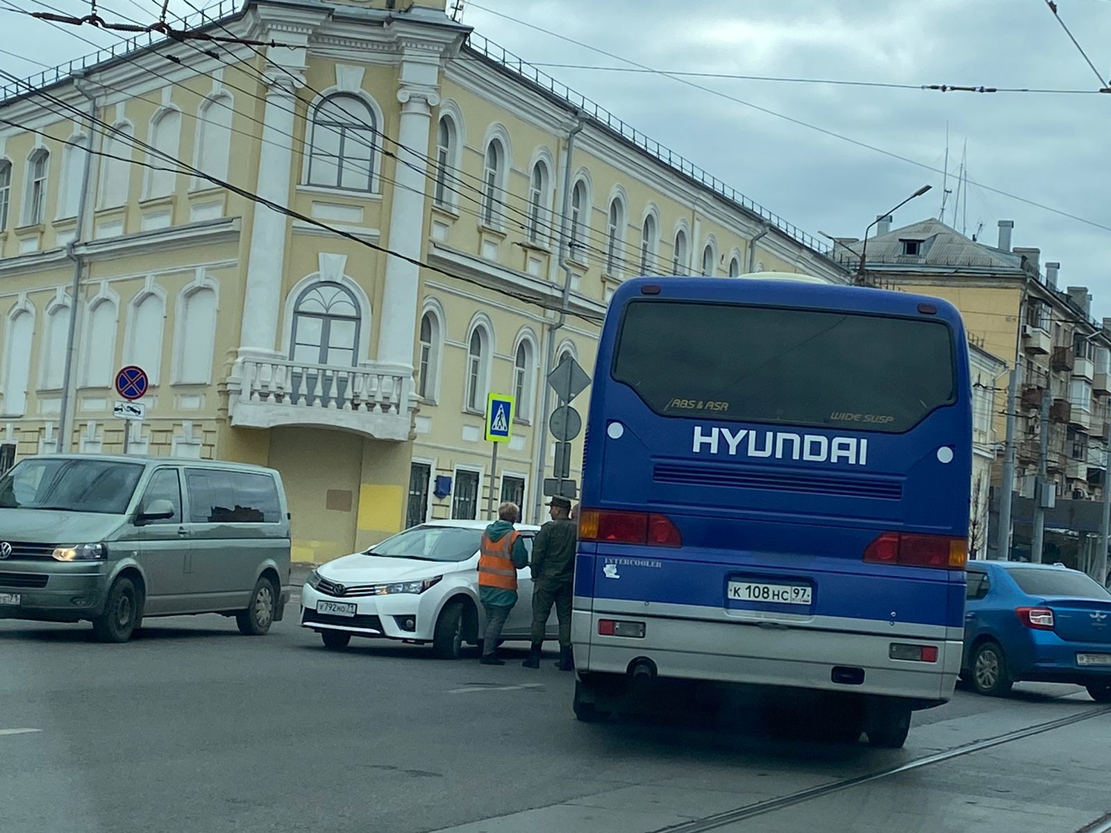 В Туле на Советской улице столкнулись автобус и легковая иномарка |  15.10.2022 | Тула - БезФормата