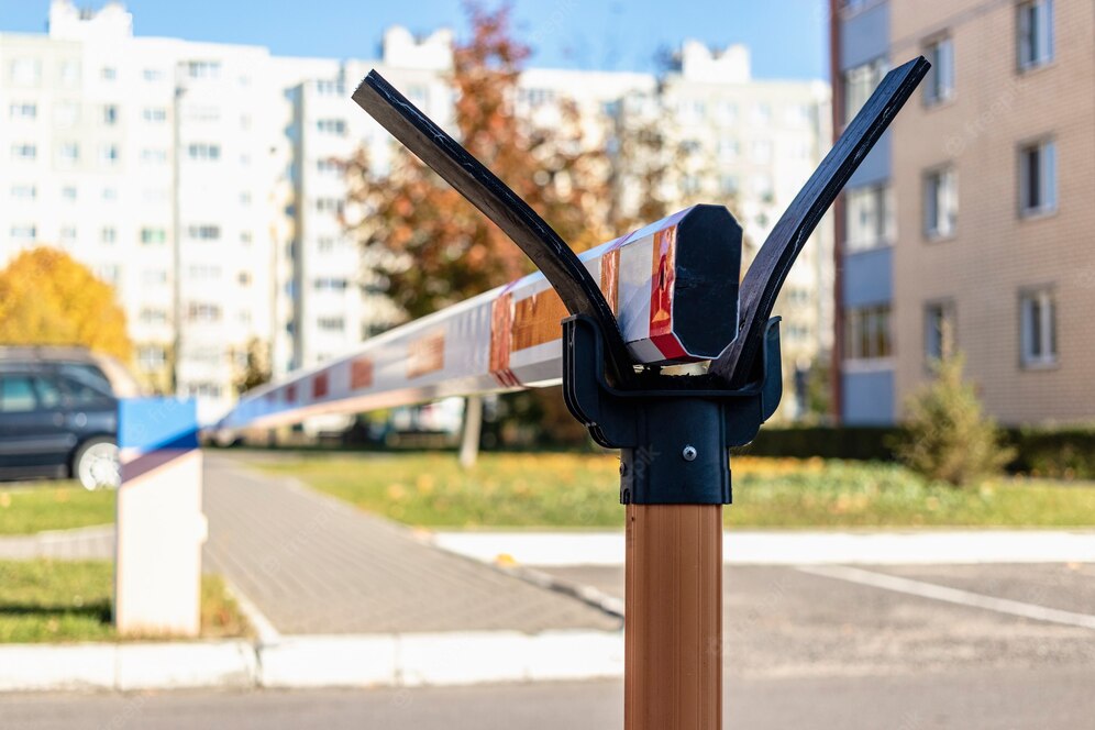 Шлагбаум во дворе дома. Автоматика (шлагбаумы, ворота) в Санкт-Петербурге.