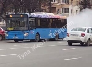 Туляки заметили дымящийся автобус на проспекте Ленина