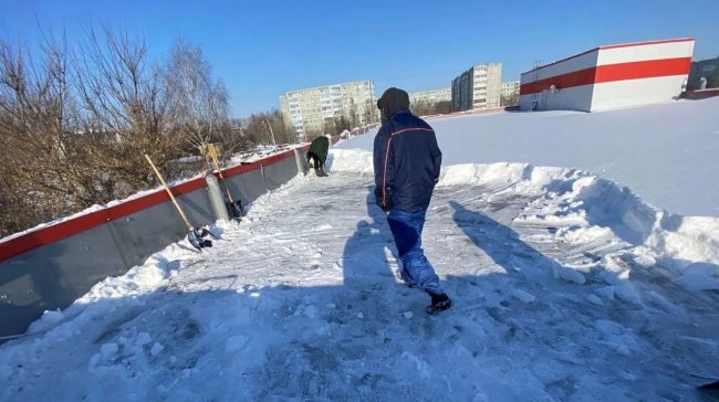 Ð£Ð±Ð¾ÑÐºÐ° Ð²ÑÑÑÐ½ÑÑ Ð¸Ð»Ð¸ Ð²ÑÐ²Ð¾Ð· ÑÐ½ÐµÐ³Ð° ÑÑÐ°ÐºÑÐ¾ÑÐ¾Ð¼: ÑÑÐ»ÑÐºÐ¸ ÑÐµÑÐ¸Ð»Ð¸ Ð¿Ð¾Ð´Ð·Ð°ÑÐ°Ð±Ð¾ÑÐ°ÑÑ Ð½Ð° Ð½ÐµÐ¿Ð¾Ð³Ð¾Ð´Ðµ