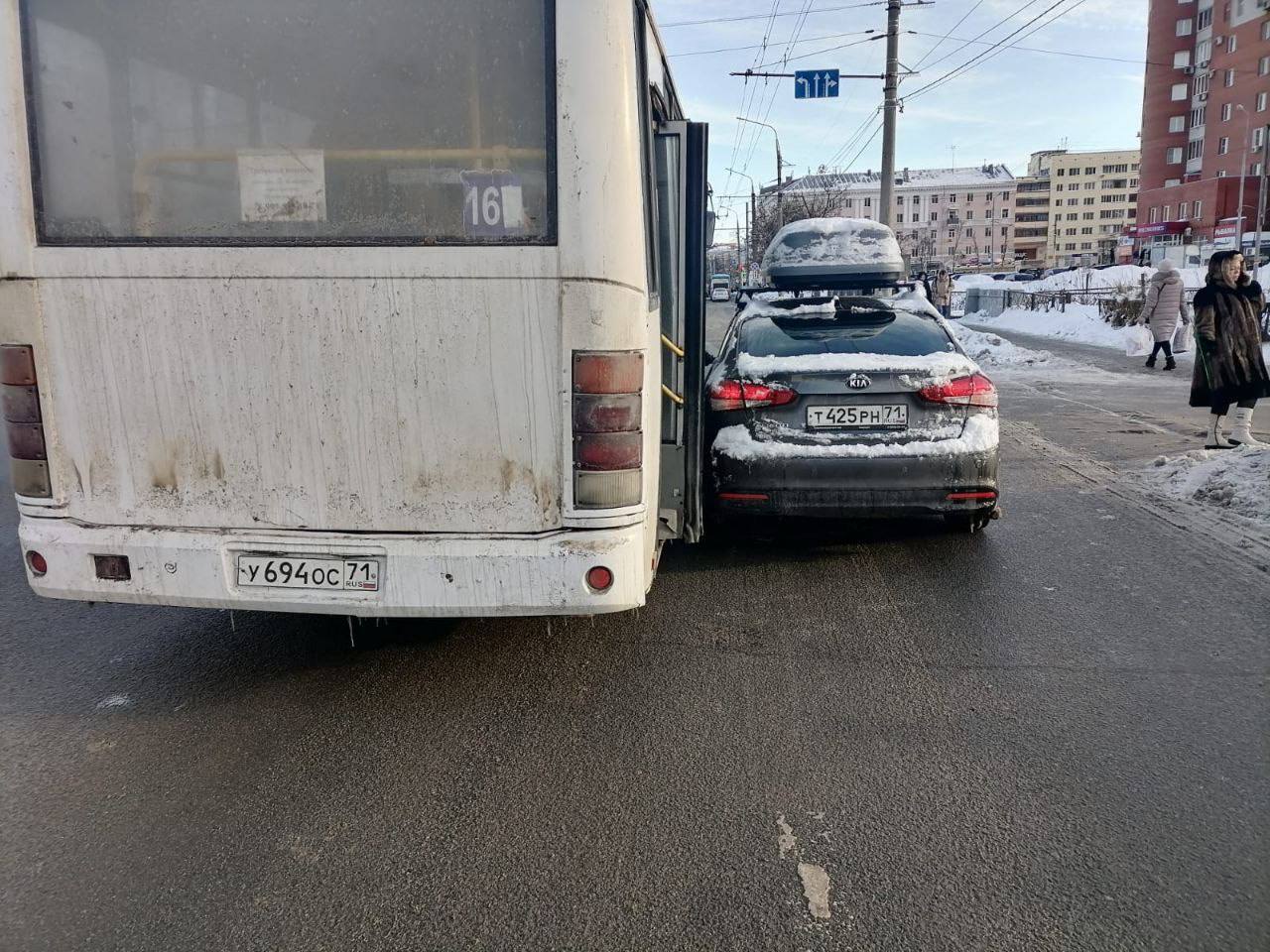 Рядом с Московским вокзалом в Туле произошло ДТП с участием автобуса |  20.12.2022 | Тула - БезФормата