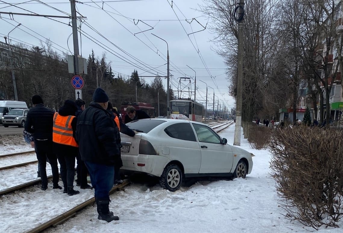 В Туле водитель «Лады» припарковался на трамвайных путях и перегородил  проезд транспорту | ИА “Тульская Пресса”