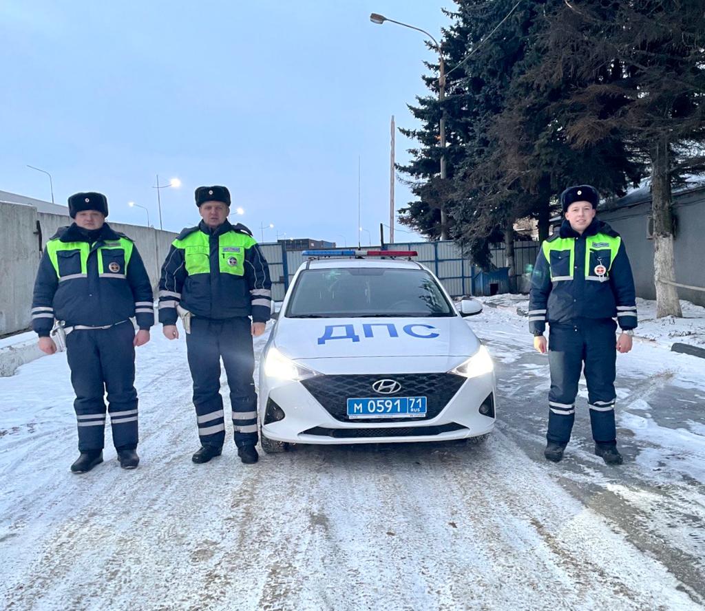 Застрял в снегу и пробило колесо: в Тульской области сотрудники ГИБДД  помогли водителям | ИА “Тульская Пресса”