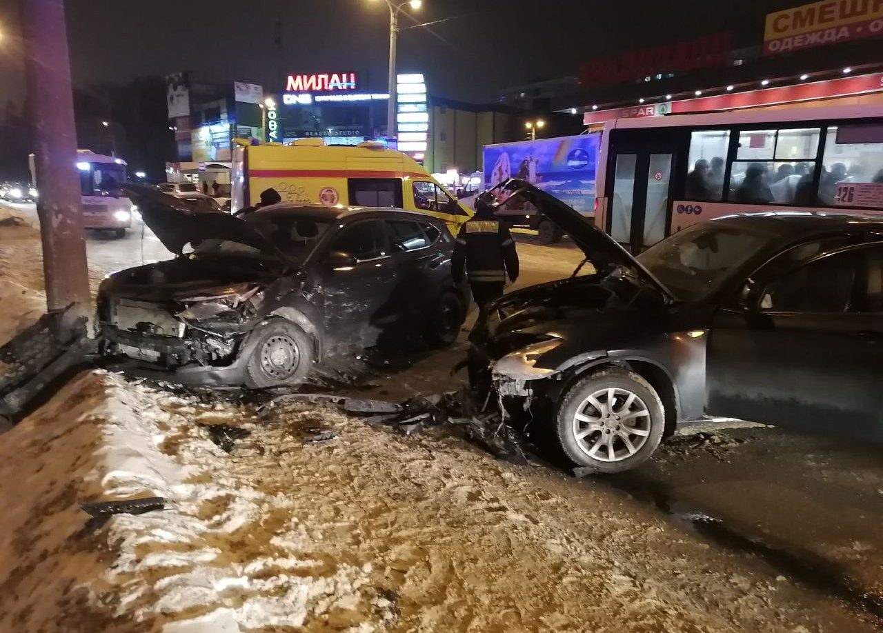 В Новомосковске у торгового центра разбилась девушка на BMW | ИА “Тульская  Пресса”