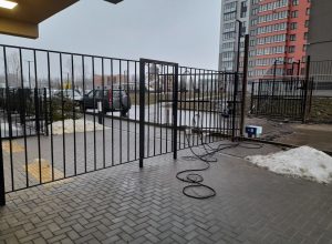 В Туле в ЖК на улице Карпова жителям перекрыли подъезд к дому