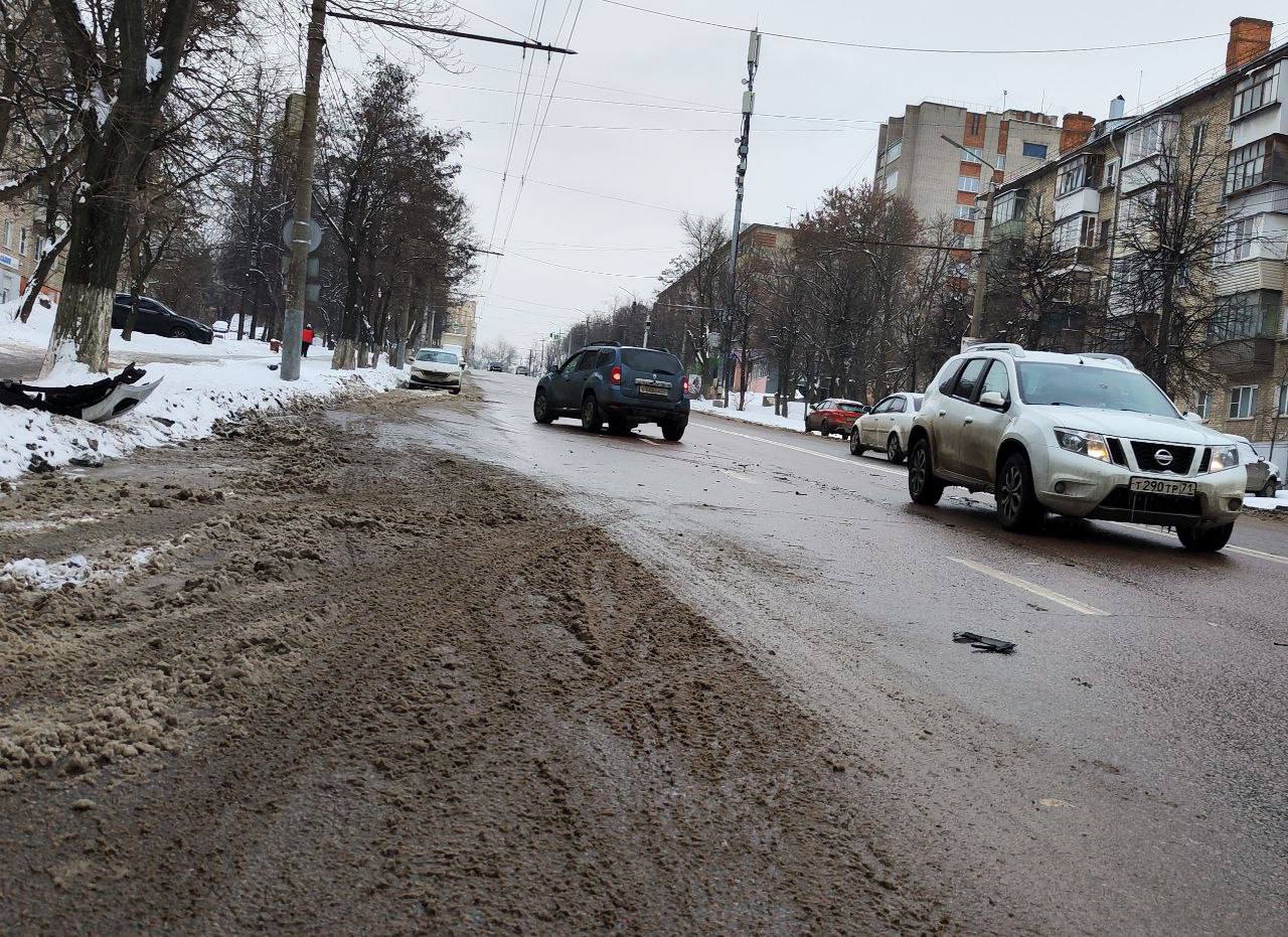 В Туле на ул. Дмитрия Ульянова после ДТП машину вынесло на тротуар | ИА  “Тульская Пресса”