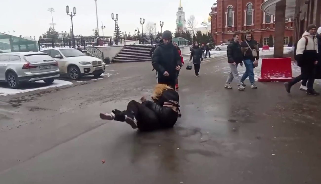 В Туле у ТЦ «Гостиный двор» подрались подростки. Видео | ИА “Тульская  Пресса”