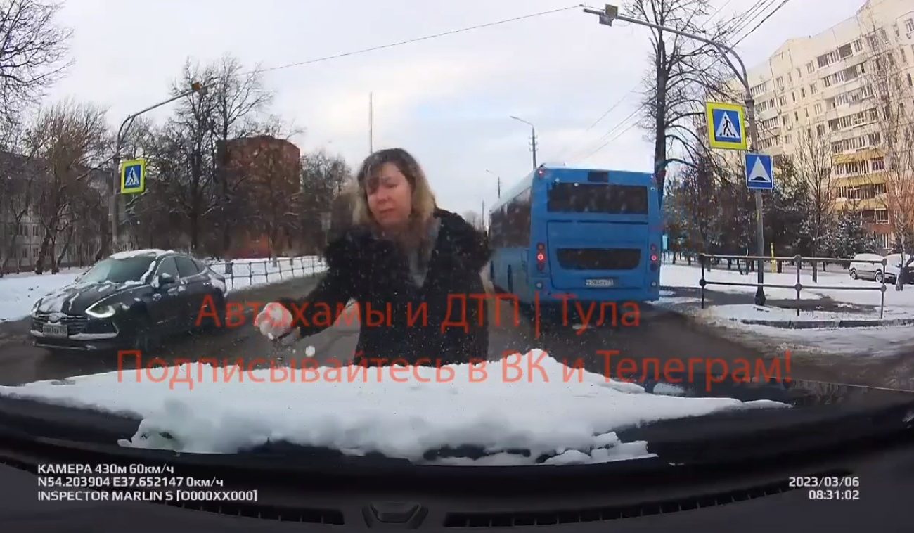 В Туле женщина-пешеход бросила снег в автомобиль и плюнула на капот. Видео  | ИА “Тульская Пресса”