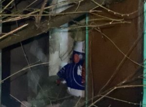 «Еще и хлам притащили»: в Туле УК больше недели не может закрыть подвал многоэтажки