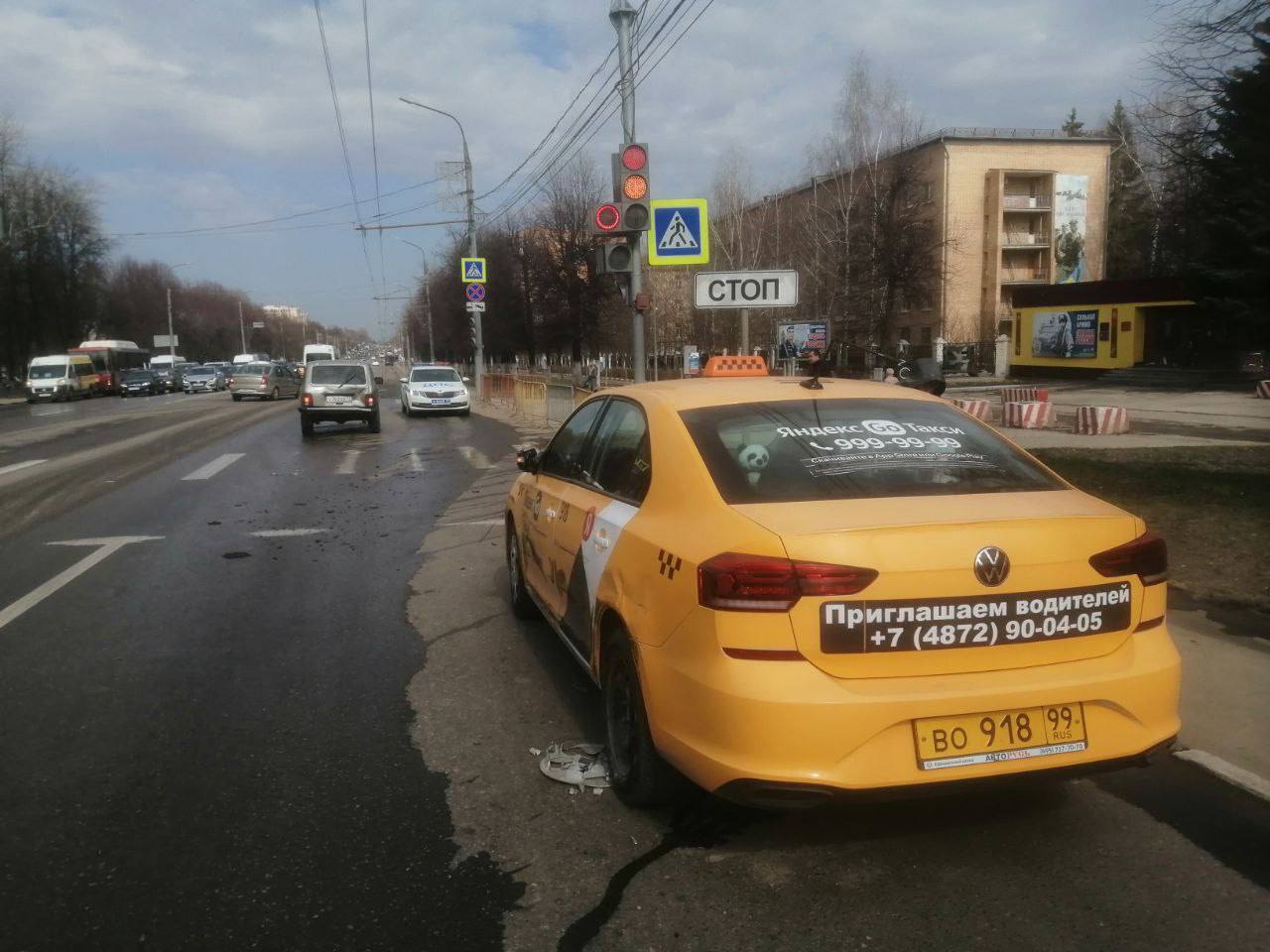 В Туле водитель Mercedes врезался в три автомобиля и скрылся с места |  06.04.2023 | Тула - БезФормата