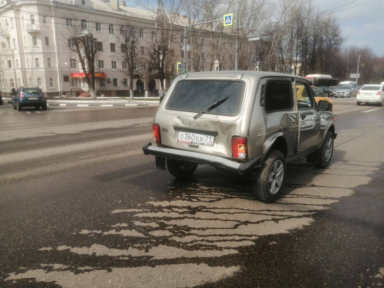 В Туле водитель врезался в три машины, бросил авто и скрылся | ИА “Тульская  Пресса”