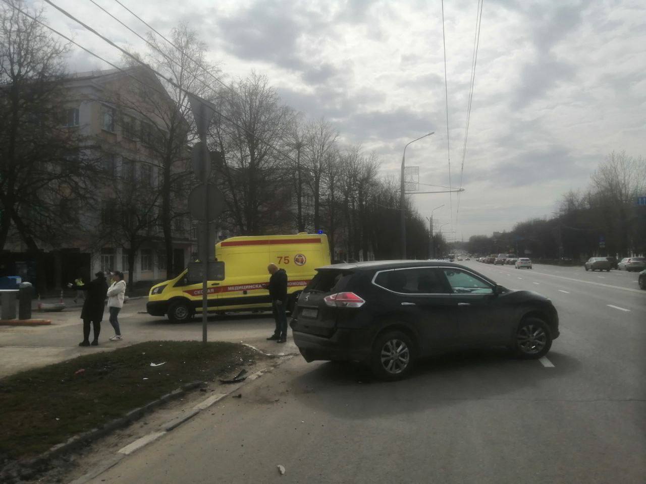 В Туле водитель Mercedes врезался в три автомобиля и скрылся с места |  06.04.2023 | Тула - БезФормата