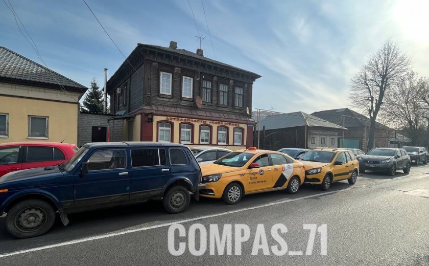 В Туле на ул. Карла Маркса в ДТП «паровозиком» попали два такси | ИА ...