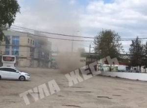 В тульском Скуратово заметили пылевое торнадо. Видео