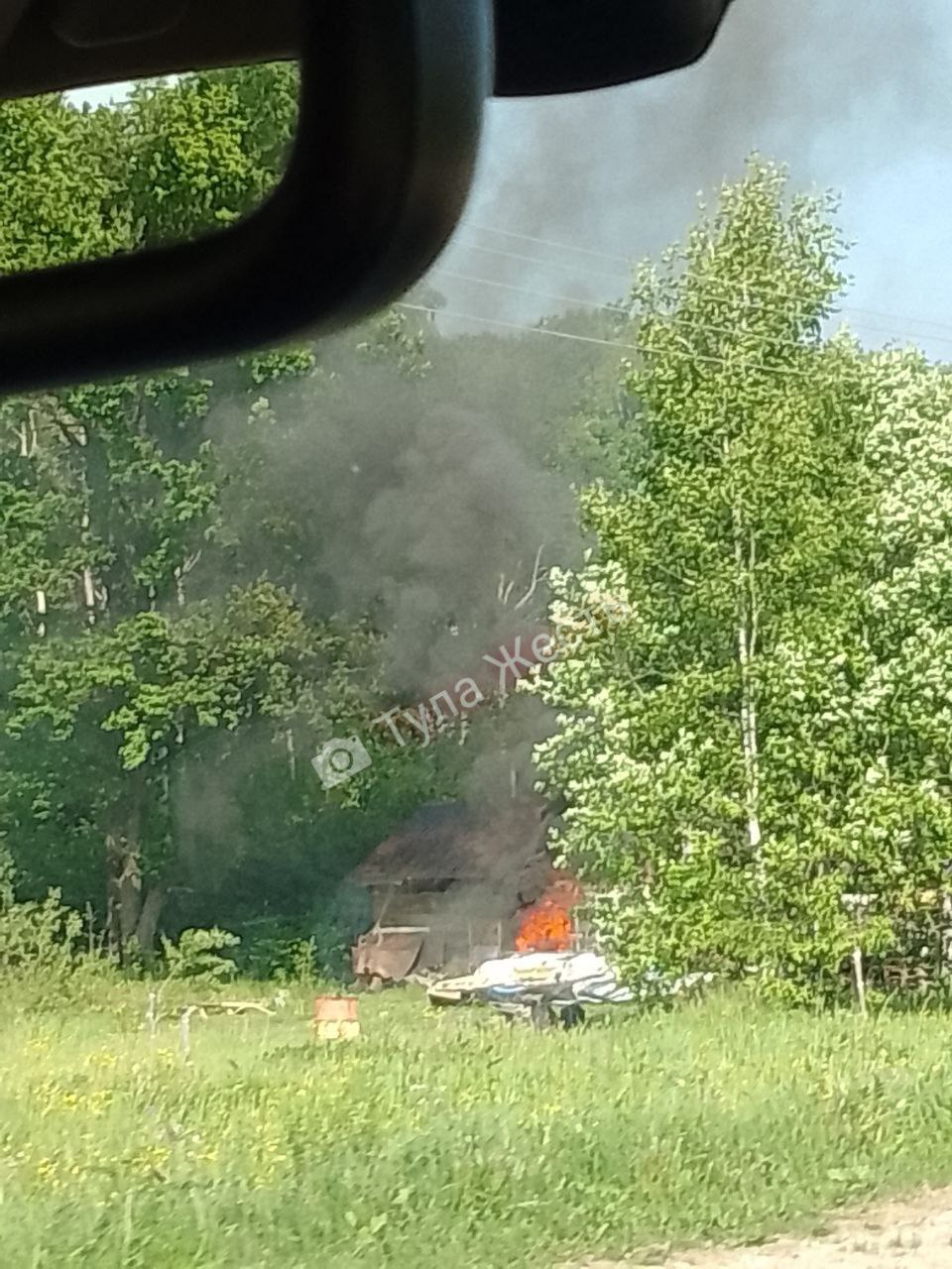 В тульской деревне загорелся дом: пожар перекинулся на огород | 27.05.2023  | Тула - БезФормата