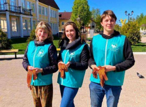 Жителям Суворовского района волонтеры раздают георгиевские ленточки