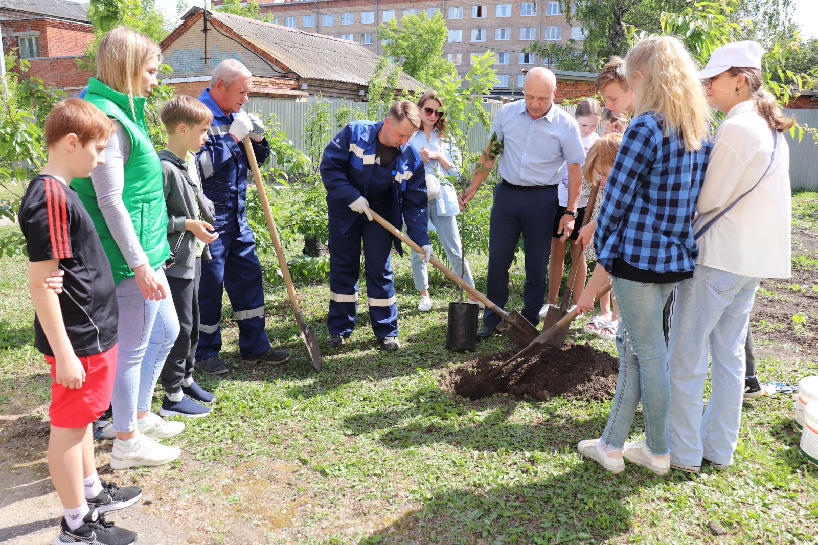 ТРОО «Экологическая защита» и Полипласт Новомосковск провели акцию «Яблоко  Ньютона» | 08.06.2023 | Тула - БезФормата