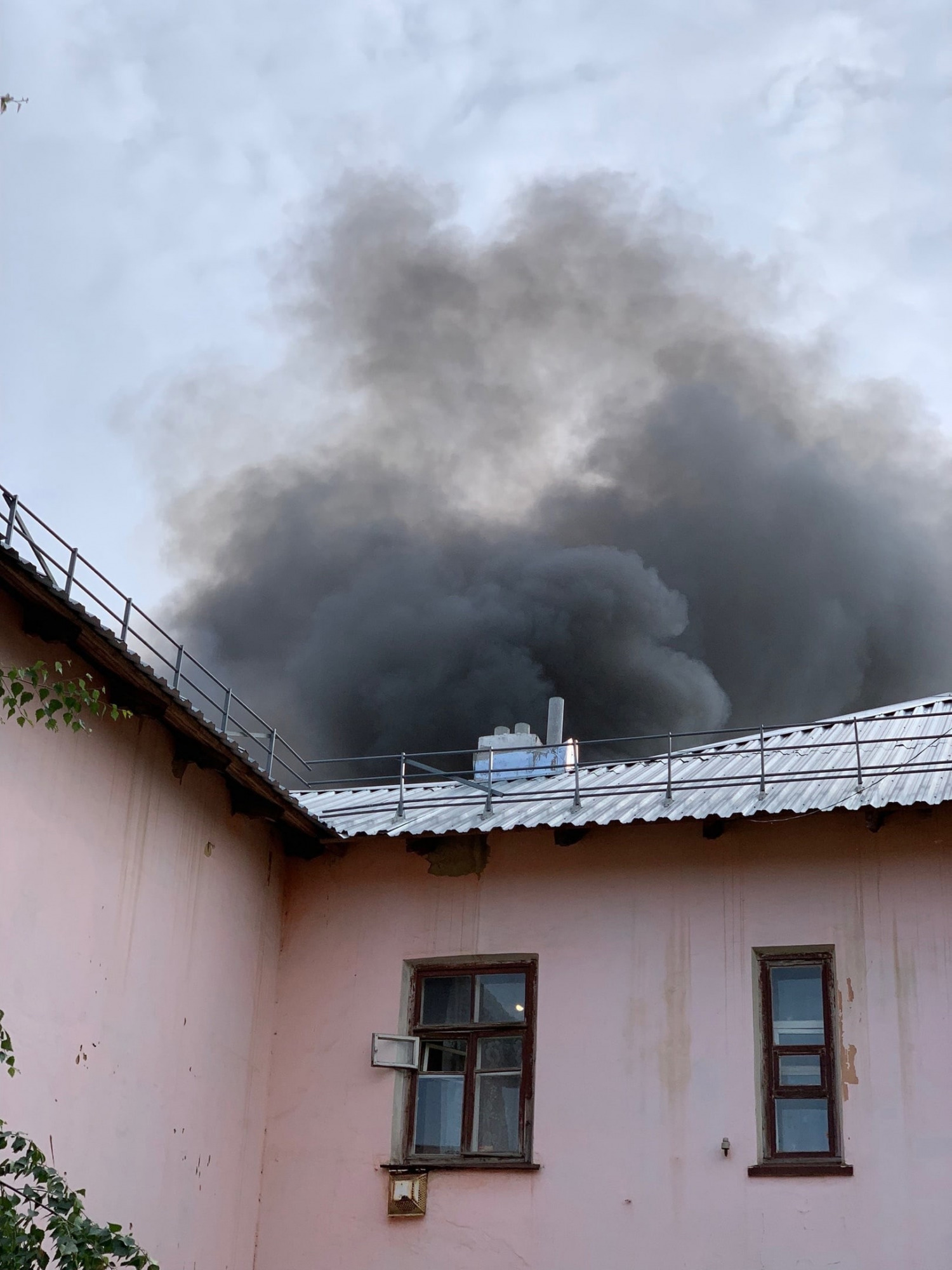 В Богородицке пять пожарных расчетов тушили горящие сараи | ИА “Тульская  Пресса”