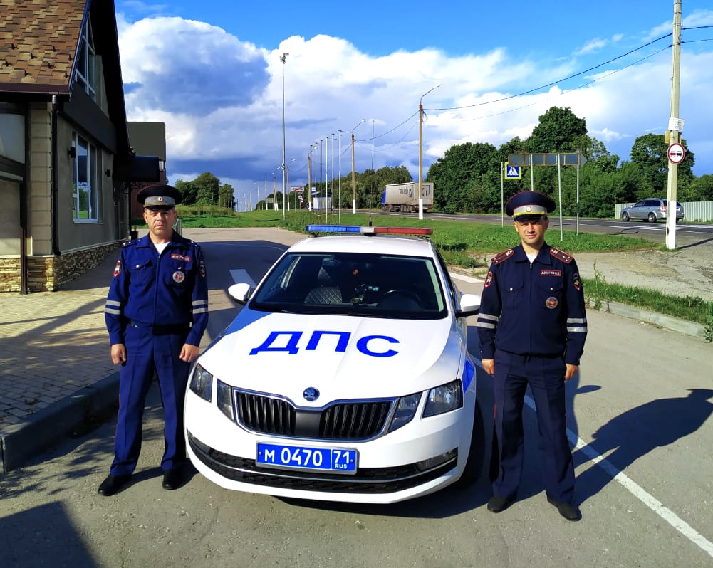 Тульские гаишники помогли девушкам поменять пробитое колесо на автомобиле |  ИА “Тульская Пресса”