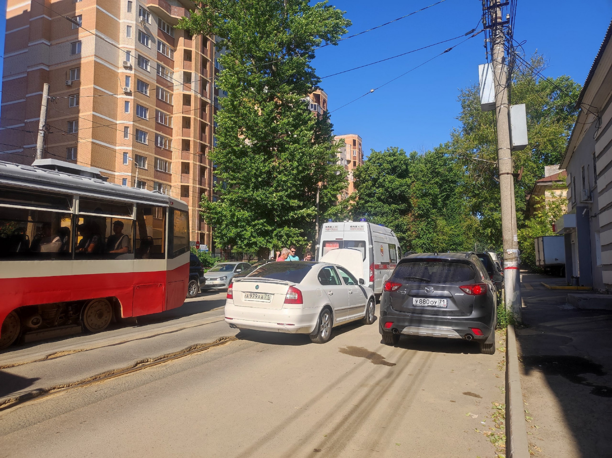 В Туле на ул. Михеева стало плохо мужчине: движение транспорта остановилось  | 07.08.2023 | Тула - БезФормата