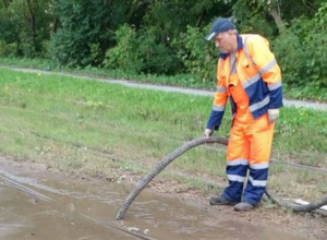 На улицах Тулы ликвидируют подтопления дорог