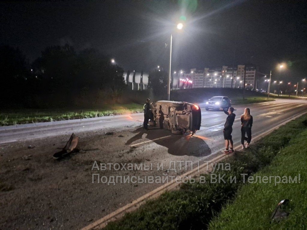 В Туле пьяный водитель каршеринга снес дорожный знак и перевернул машину |  ИА “Тульская Пресса”