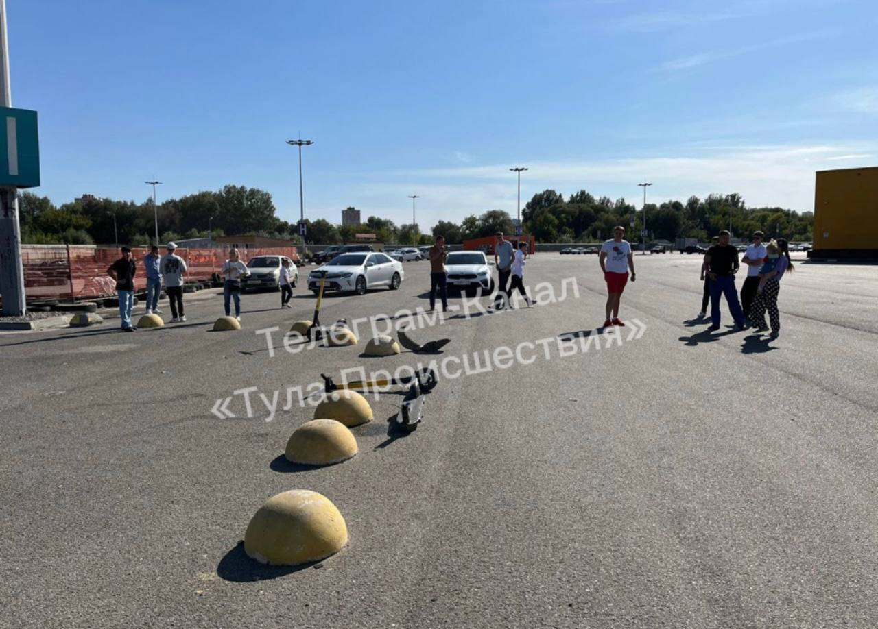 В Туле на парковке ТЦ «Макси» сбили двоих самокатчиков | ИА “Тульская  Пресса”