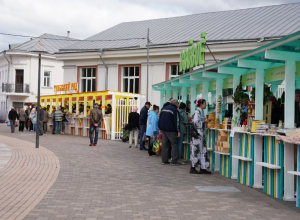 На Крестовоздвиженской площади открылся гастрофестиваль. Фото