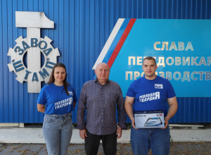 Активисты ЕР навестили работника машиностроительного предприятия