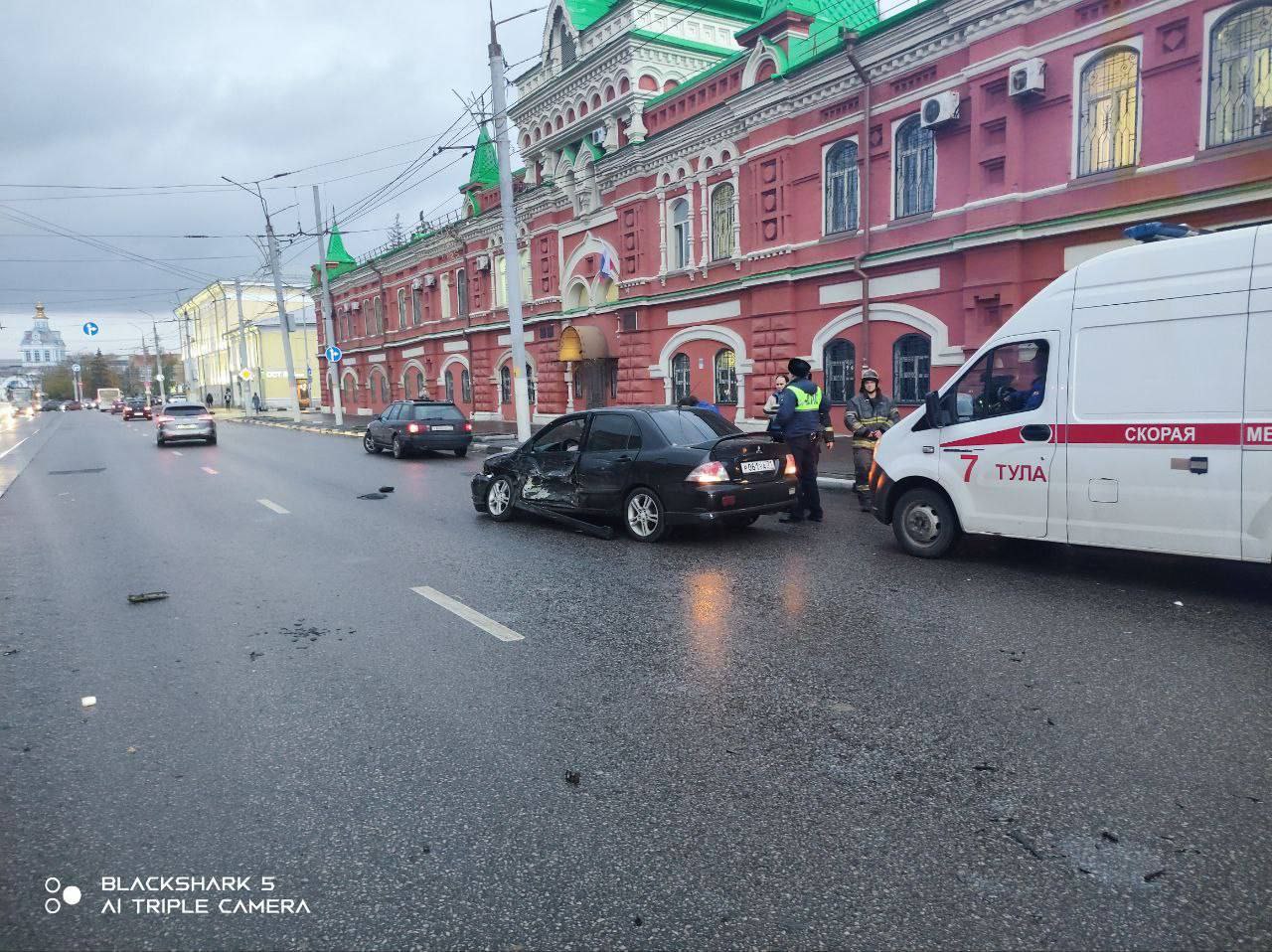 Центр Тулы встал в пробках из-за жесткой аварии на улице Советской | ИА “ Тульская Пресса”