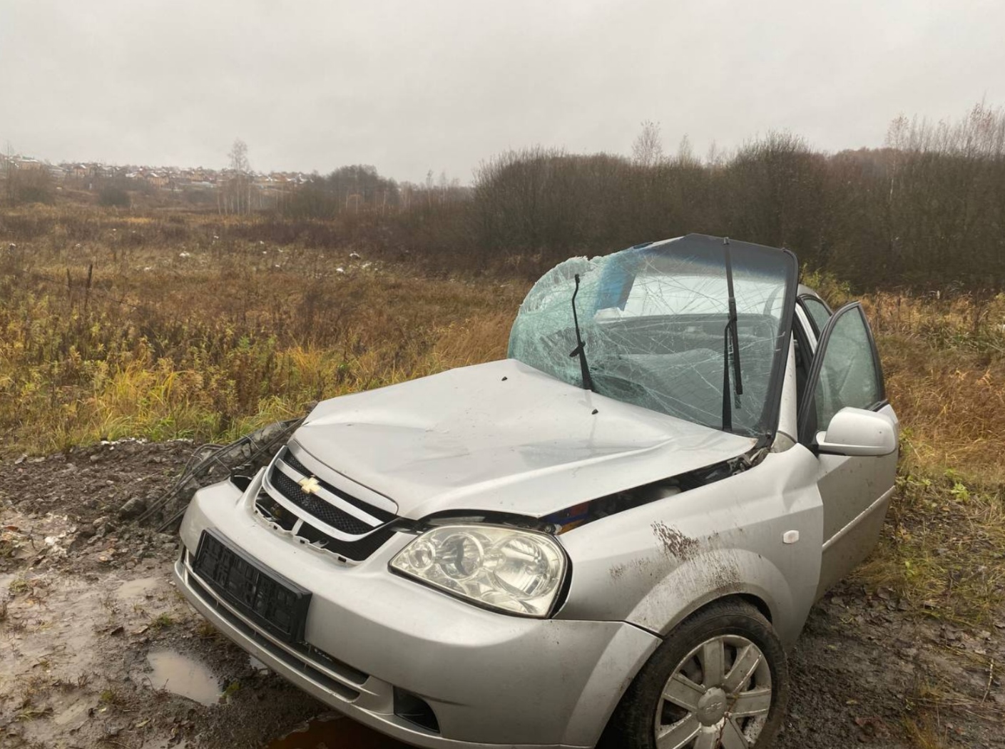 На Веневском шоссе Chevrolet занесло на мокрой дороге: машина снесла опору  ЛЭП | 28.10.2023 | Тула - БезФормата