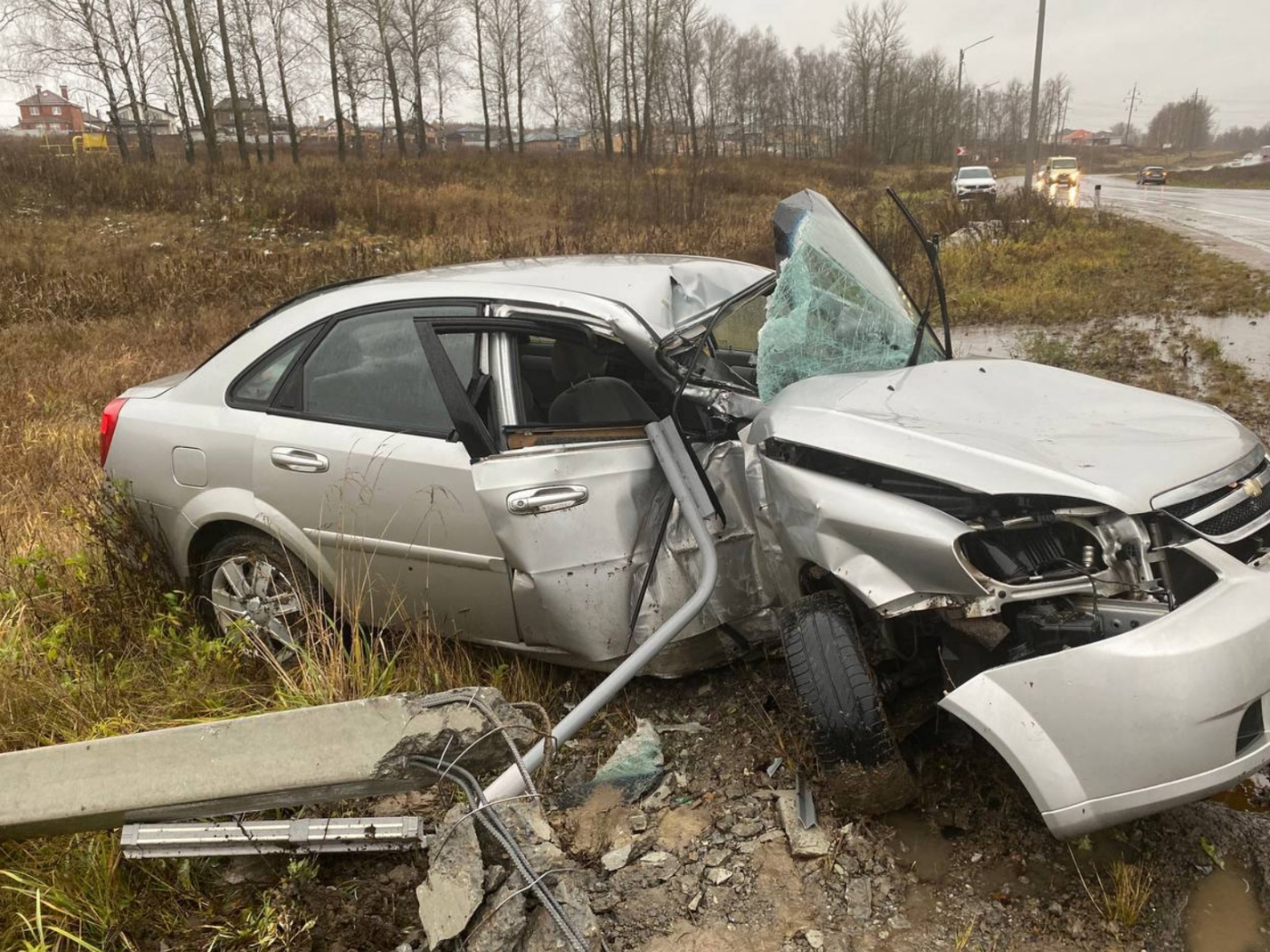 На Веневском шоссе Chevrolet занесло на мокрой дороге: машина снесла опору  ЛЭП | 28.10.2023 | Тула - БезФормата