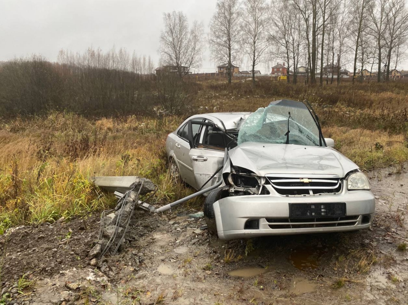 На Веневском шоссе Chevrolet занесло на мокрой дороге: машина снесла опору  ЛЭП | 28.10.2023 | Тула - БезФормата