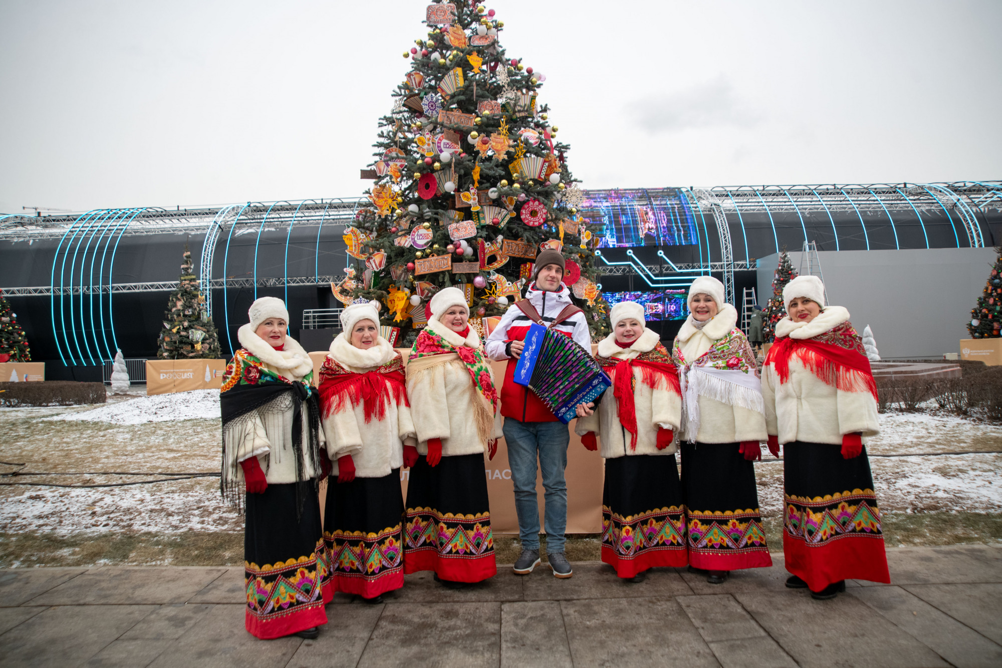 Тульская елка на выставке «Россия» украшена в орнаменте филимоновской  игрушки | ИА “Тульская Пресса”