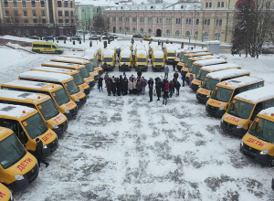 Губернатор Алексей Дюмин передал школам региона новые автобусы
