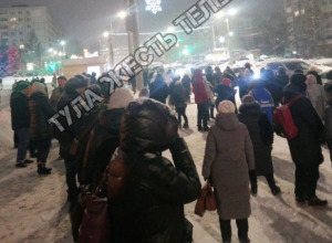 Уехать невозможно: туляки толпятся на остановках в ожидании транспорта