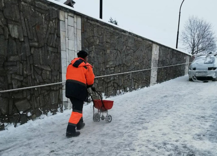 Стена из снега. Как укрепить снег. Сход снега с крыши. Усиленный забор от снега. Нахабино самострой сюжет кртв 28 мая2021г.