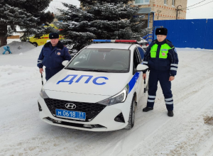 В Новый год тульские полицейские спасли замерзающую на дороге семью с ребенком